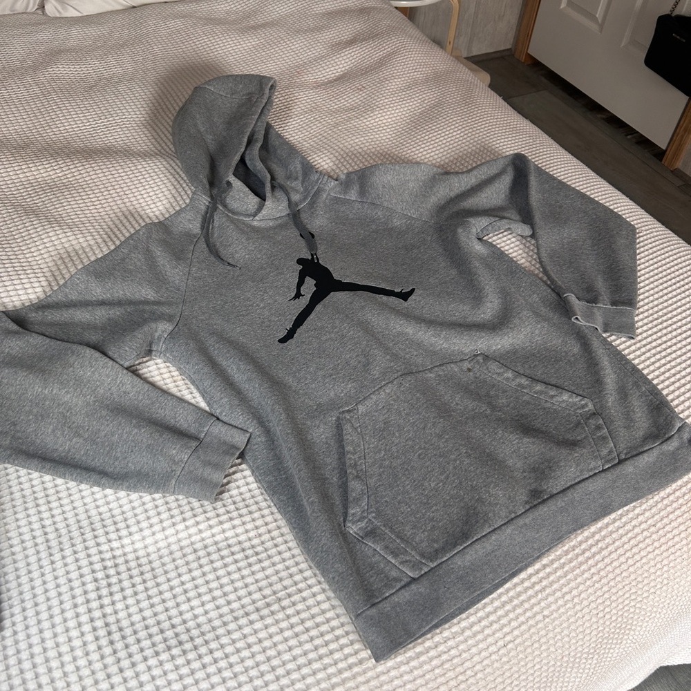 Jordan men’s hoodie 
standard fit 
Size: Medium